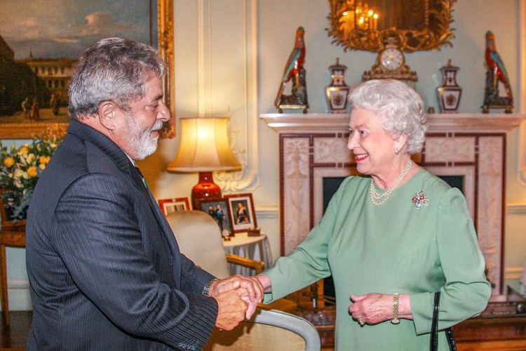 Lula foi recebido pela rainha Elizabeth II no Palácio de Buckingham, em 2006