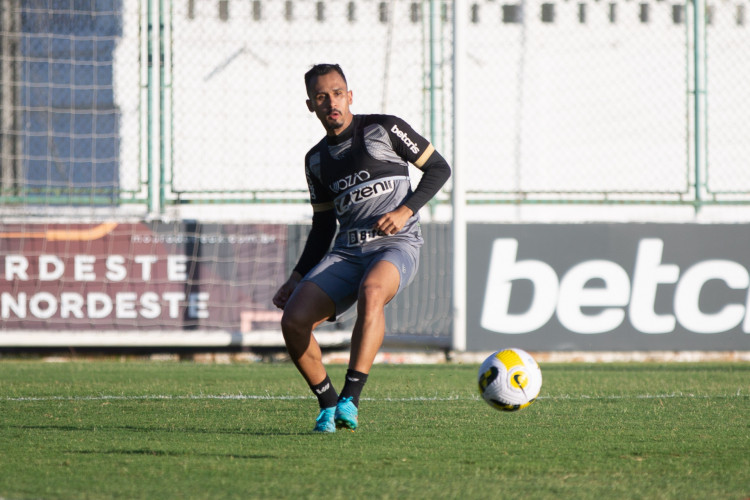 Meia-atacante Lima em treino do Ceará no estádio Carlos de Alencar Pinto, em Porangabuçu