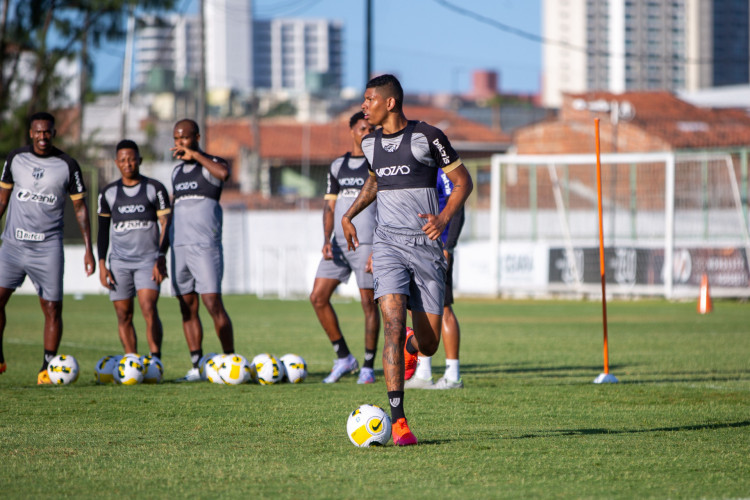 Zagueiro Marcos Victor em treino do Ceará no estádio Carlos de Alencar Pinto, em Porangabuçu