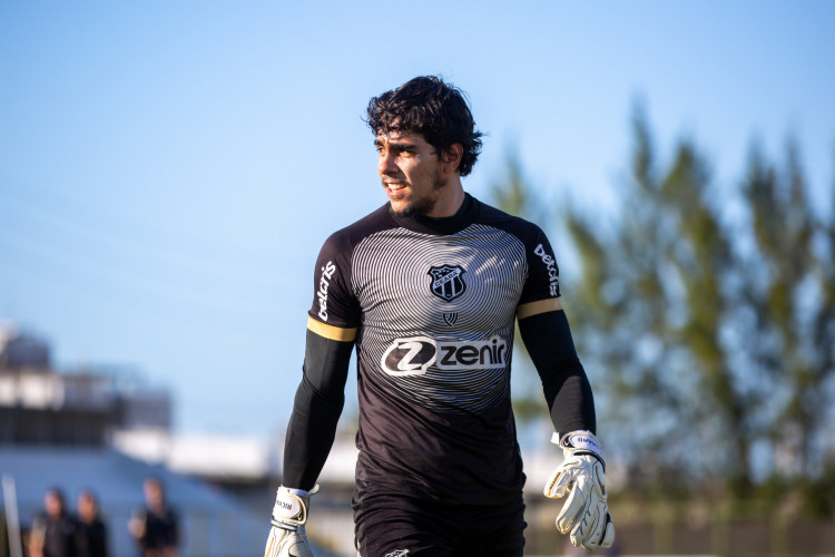 Goleiro Richard em treino do Ceará no estádio Carlos de Alencar Pinto, em Porangabuçu