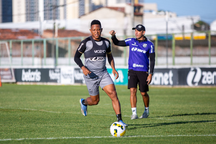 Atacante Jhon Vásquez em treino do Ceará no estádio Carlos de Alencar Pinto, em Porangabuçu