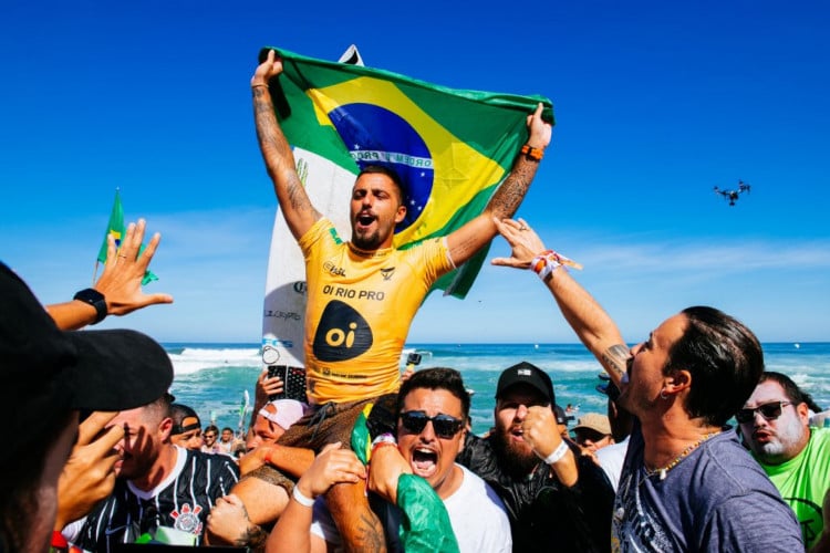 Filipe Toledo tornou-se o quarto brasileiro da história a conquistar o título mundial de surf