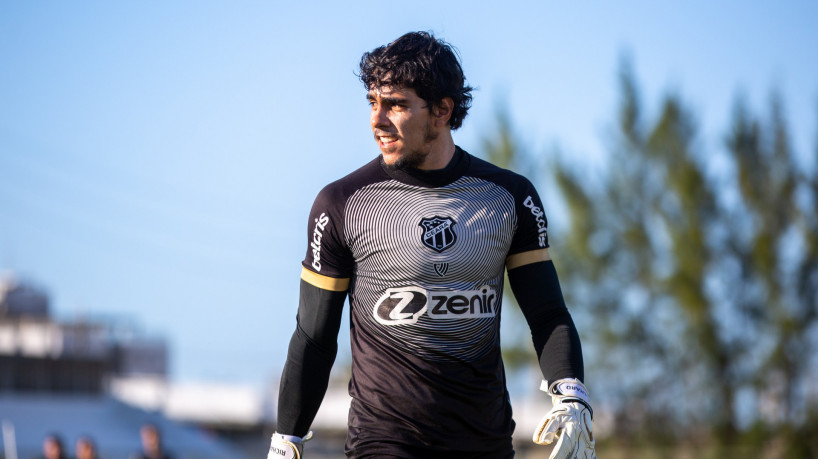 Goleiro Richard em treino do Ceará no estádio Carlos de Alencar Pinto, em Porangabuçu