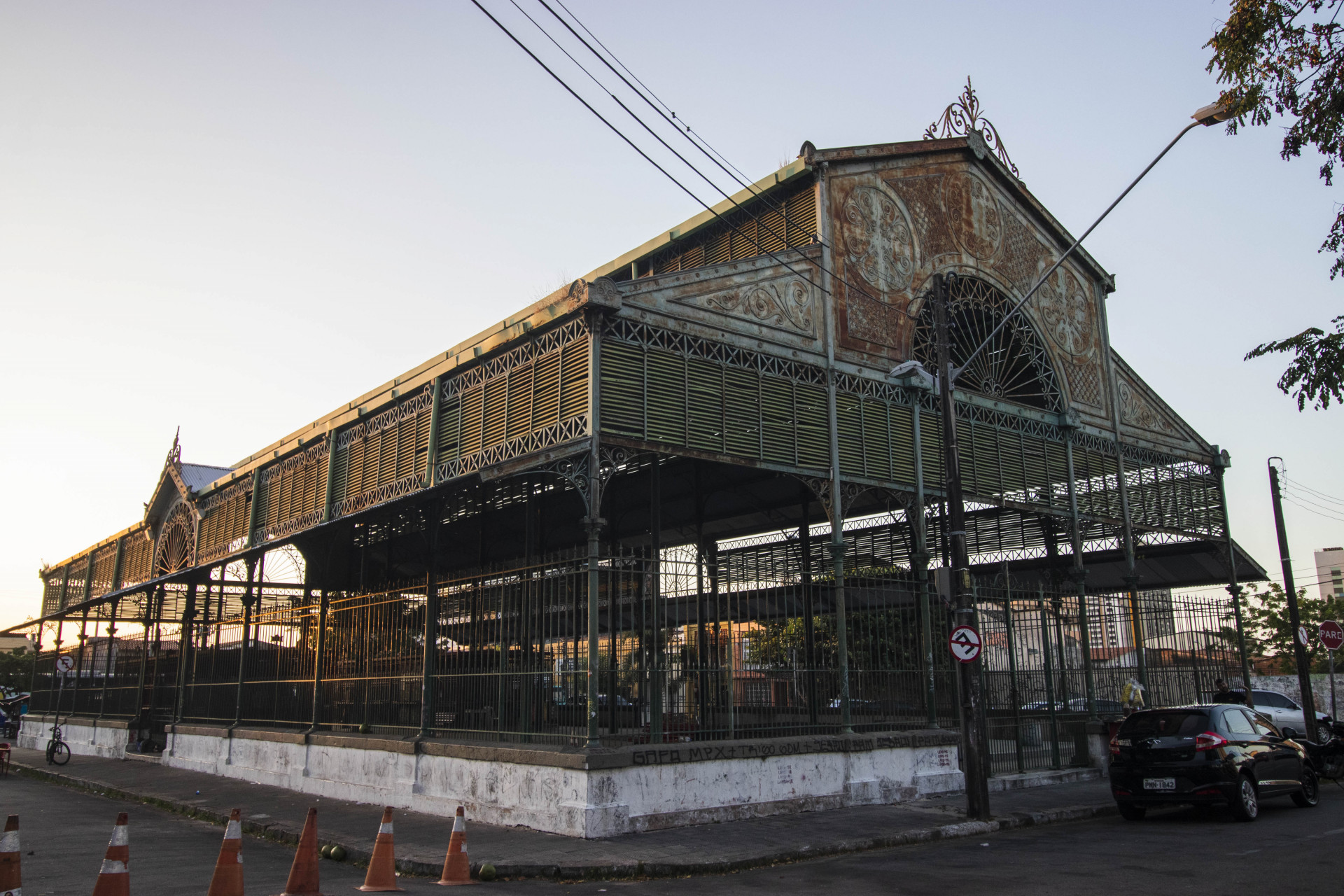 ￼ESTRUTURA do Mercado dos Pinhões encontra-se bastante degradada pela ferrugem (Foto: FERNANDA BARROS)