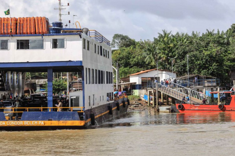 O ferry boat está garantindo o transporte gratuito de pessoas e veículos