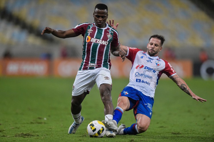 Sasha, do Fortaleza, divide lance com Arias, do Fluminense
