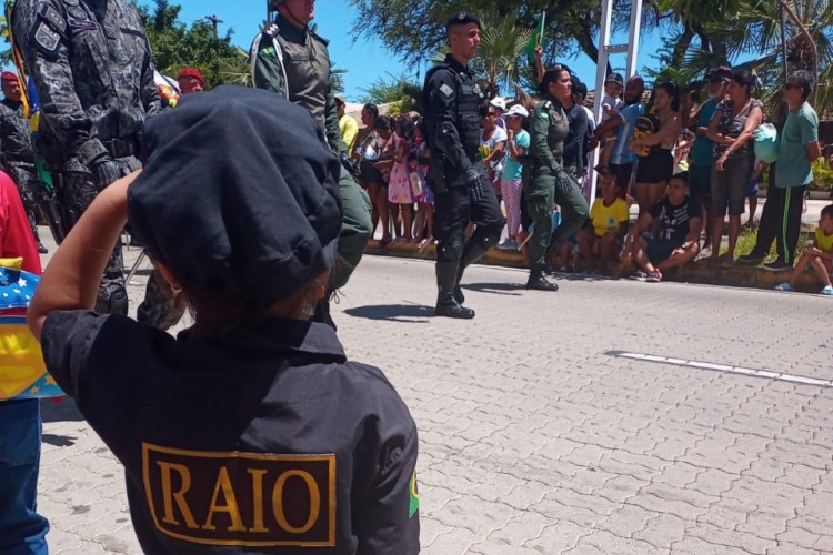 Victoria foi pela primeira vez ao desfile do 7 de setembro na avenida Beira Mar 