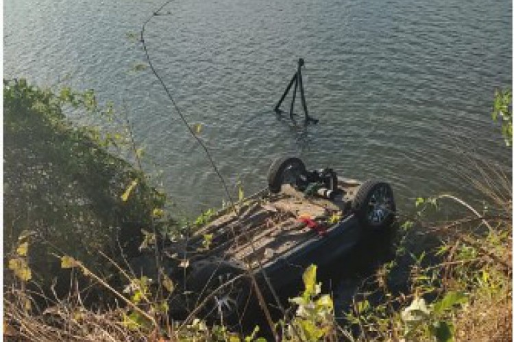 O motorista do veículo, um homem de 27 anos,  teria errado a curva da pista e caído dentro de um açude.