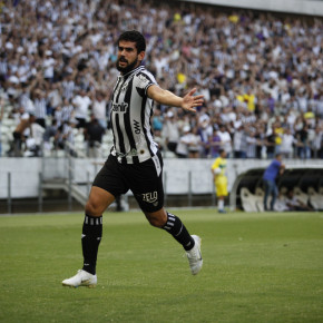 FORTALEZA CE, BRASIL, 10.09.2022: Zé Roberto, jogador do Ceará, comemora gol no Jogo pela série A do campeonato brasileiro, Ceará vs Santos. Arena Castelão.