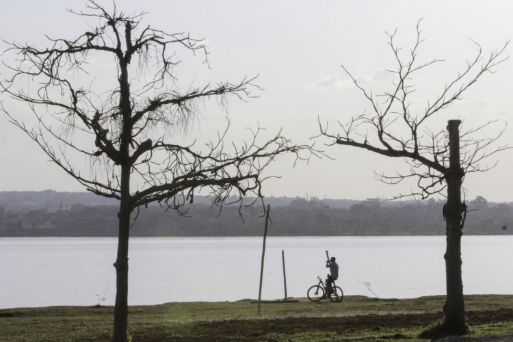 Brasilienses aproveitam o sol e o perídodo da seca. Não chove a 108 dias na cidade