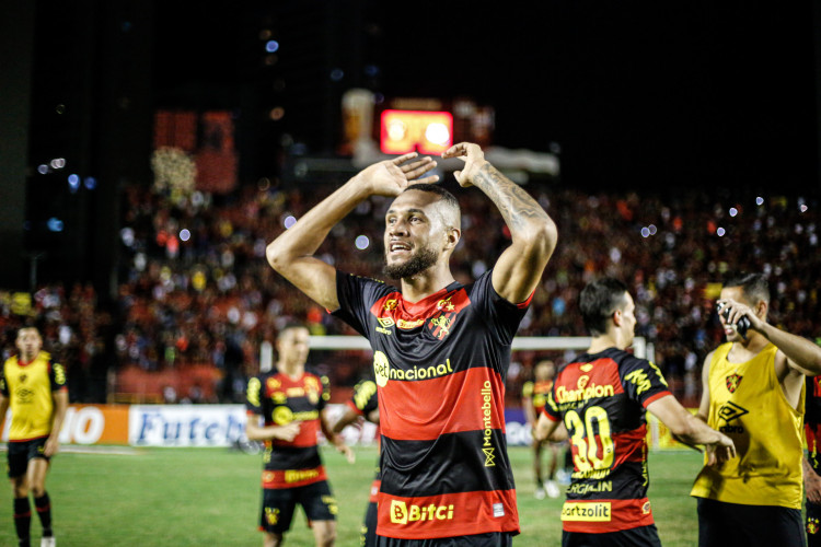 Atacante Gustavo Coutinho comemorando a vitória do Sport sobre o Novorizontino pela Série B