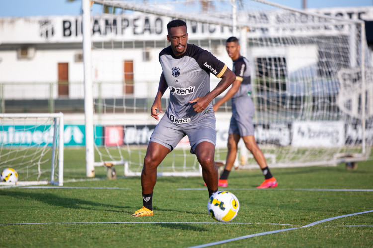 Atacante Jô em treino do Ceará no estádio Carlos de Alencar Pinto, em Porangabuçu