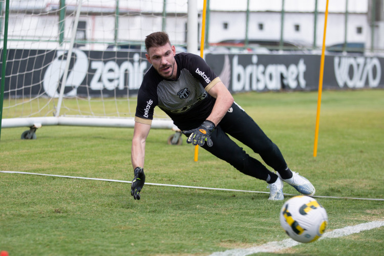 Goleiro João Ricardo em treino do Ceará no estádio Carlos de Alencar Pinto, em Porangabuçu