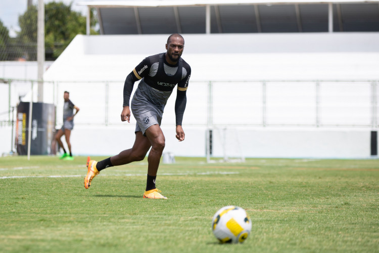 Zagueiro Luiz Otávio em treino do Ceará no estádio Carlos de Alencar Pinto, em Porangabuçu