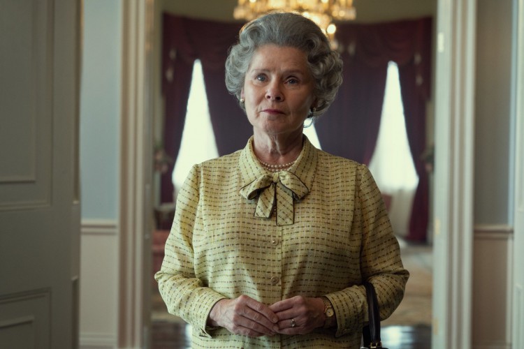 A atriz Imelda Staunton interpreta a rainha Elizabeth II na quinta temporada da série 