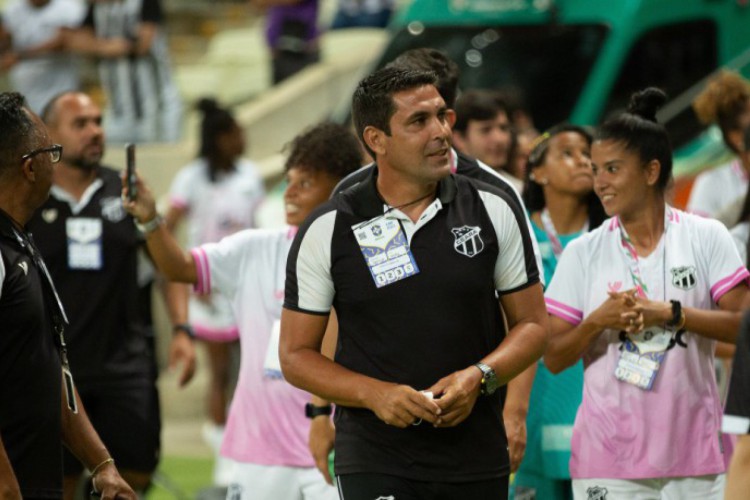 Técnico do time feminino, Erivelton Viana em jogo do Ceará