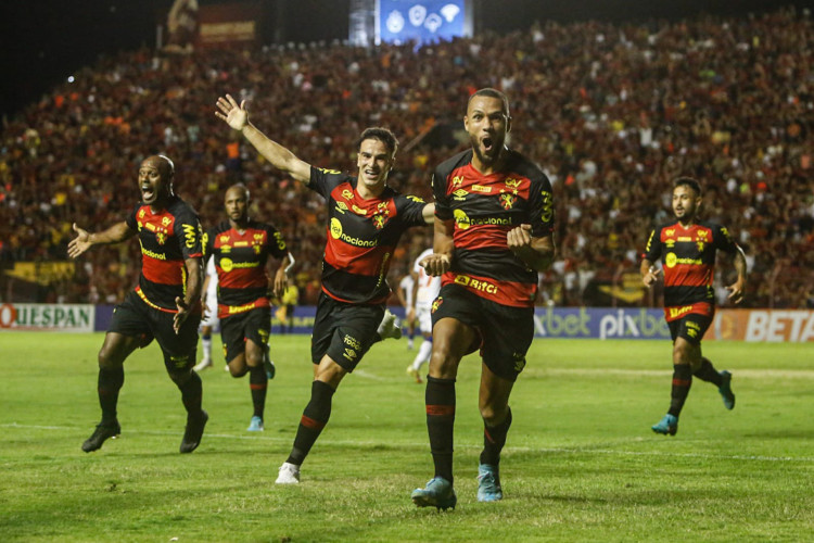 Gustavo Coutinho comemorando o gol da vitória sobre o Bahia, pela 30ª rodada da Série B