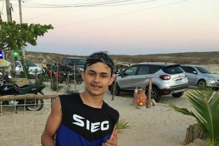 A vítima, identificada como Mateus Silva Cruz, 19, teria sido morta a tiros pelo policial militar Gorge Tarik de Vasconcelos Ferreira, de 33 anos, após discutirem em uma festa em Camocim