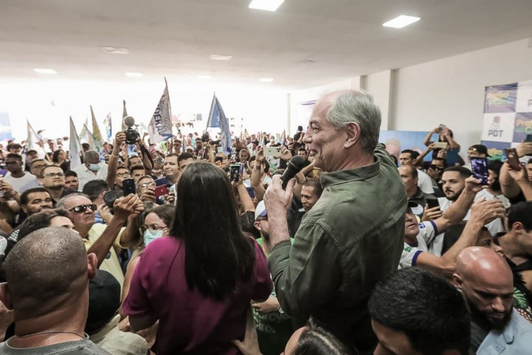 Ciro defende acabar com teto de gastos e taxar super-ricos