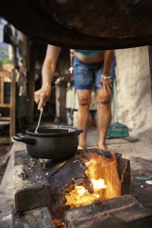 Pessoas em situação de rua em Fortaleza: fome(Foto: FCO FONTENELE)