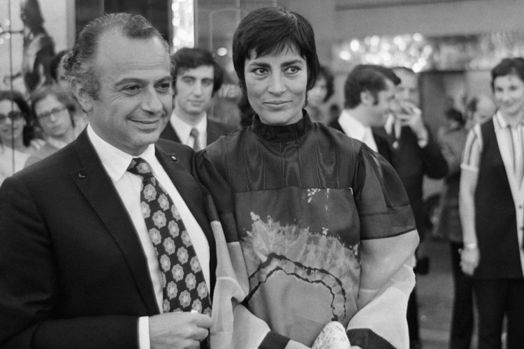 A atriz Irene Papas ao lado do diretor Michael Cacoyannis