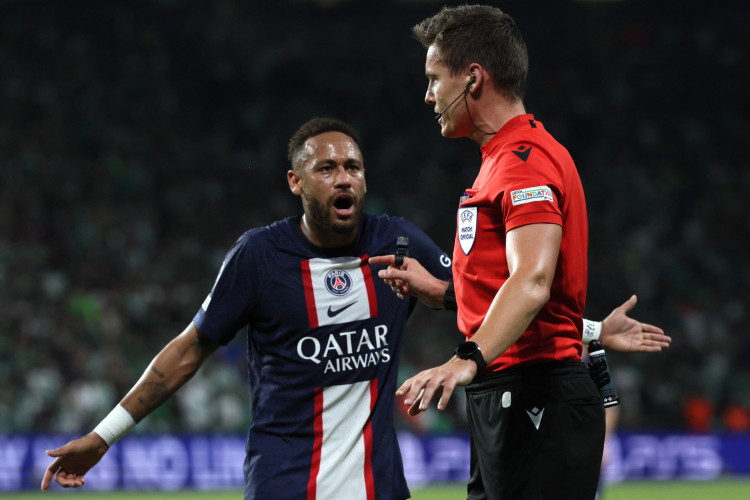 Atacante Neymar reclama com árbitro no jogo Maccabi Haifa x PSG, pela Champions League