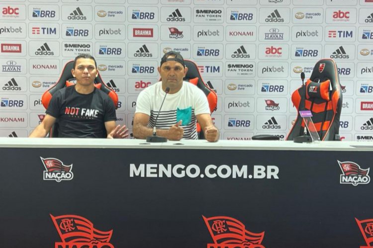 Bill e Gonzalez posam na sala de imprensa do Flamengo