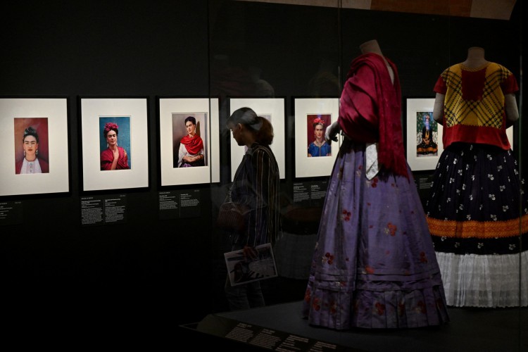 Em cartaz na Palais Galleria, de Paris, mostra reúne peças que estavam guardadas na Casa Azul, no México