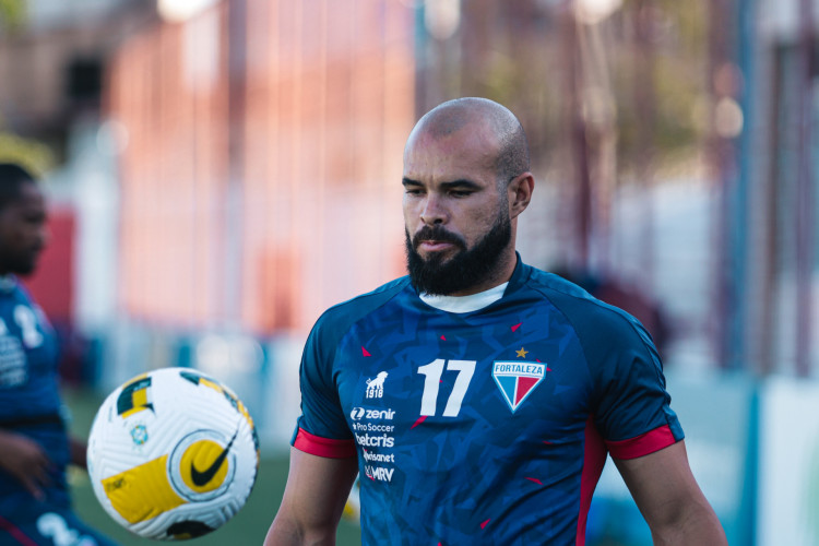 Volante Zé Welison em treino do Fortaleza no Centro de Excelência Alcides Santos, no Pici