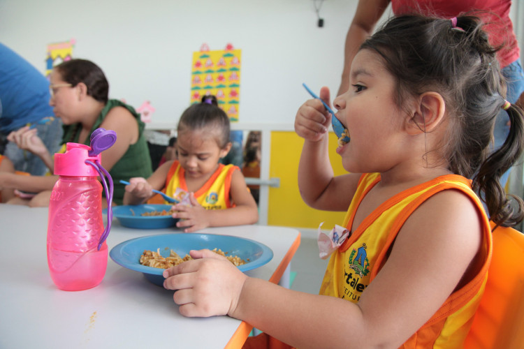 A nova farda da educação infantil de Fortaleza tem como cor primária, o amarelo