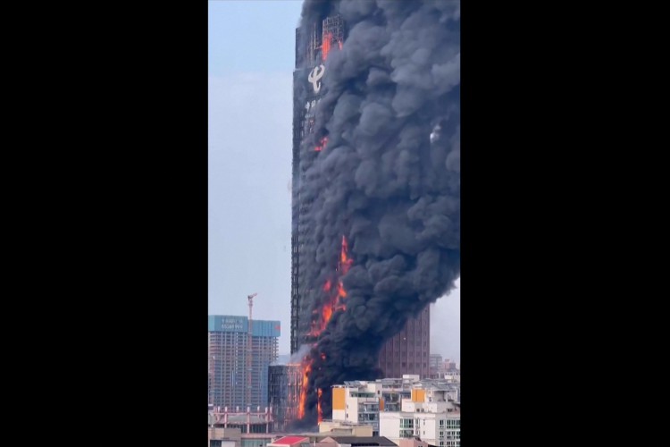 Esta captura de tela tirada de um vídeo fornecido à AFPTV por uma fonte anônima em 16 de setembro de 2022 mostra uma fumaça espessa saindo de um arranha-céu em Changsha, na província central de Hunan, na China