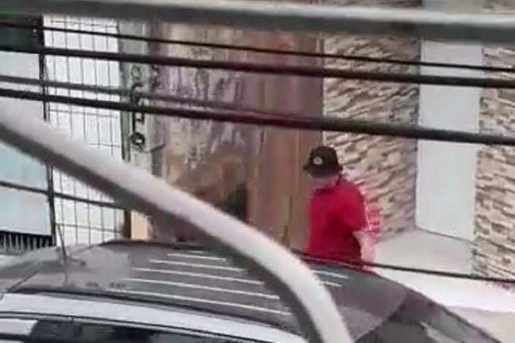 Vídeo tem pouco mais de um minuto e mostra diversas agressões do homem contra a mulher