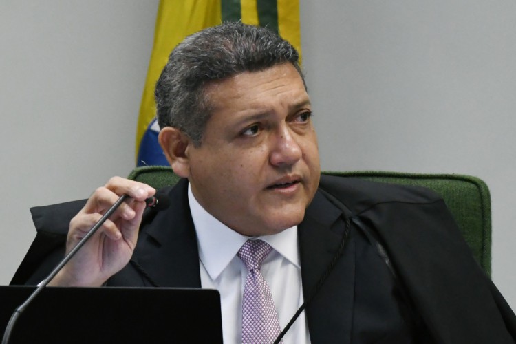 Ministro do STF Nunes Marques decidiu que o decreto estadual que define a transferência da operação de tancagem de combustíveis para o Pecém é ilegal.