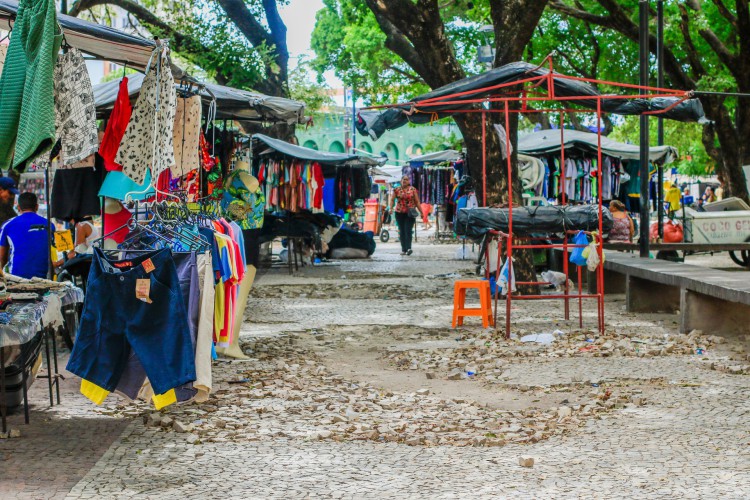 Praça da Lagoinha apresenta boa parte do piso danificado