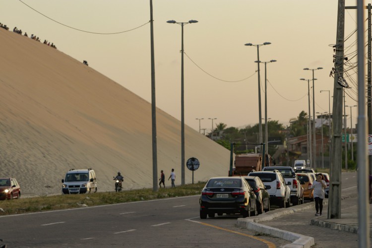 Movimentação de dunas pode afetar construções na costa do Ceará