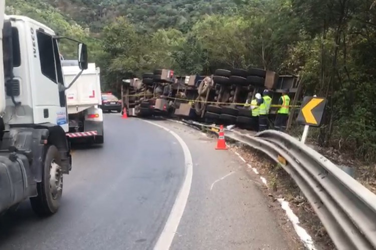 Para retirada do veículo, as duas pistas da rodovia precisaram ser interditadas