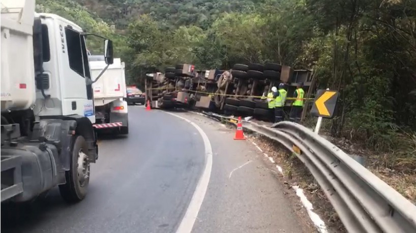 Para retirada do veículo, as duas pistas da rodovia precisaram ser interditadas(foto: Divulgaç�...