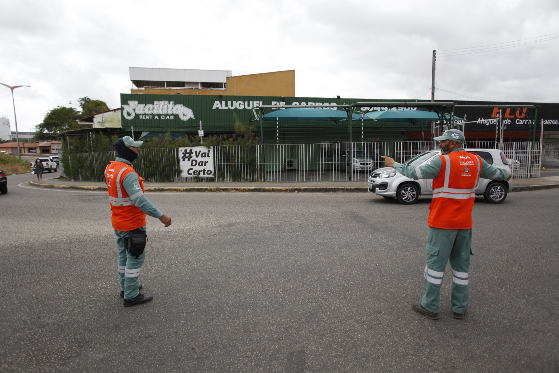 FORTALEZA CE, BRASIL, 16.09.2022: Obras do VLT ramal aeroporto causam desvio no trânsito pela alça do viaduto pela Av. Bernardo Manoel. (Foto: FÁBIO LIMA)