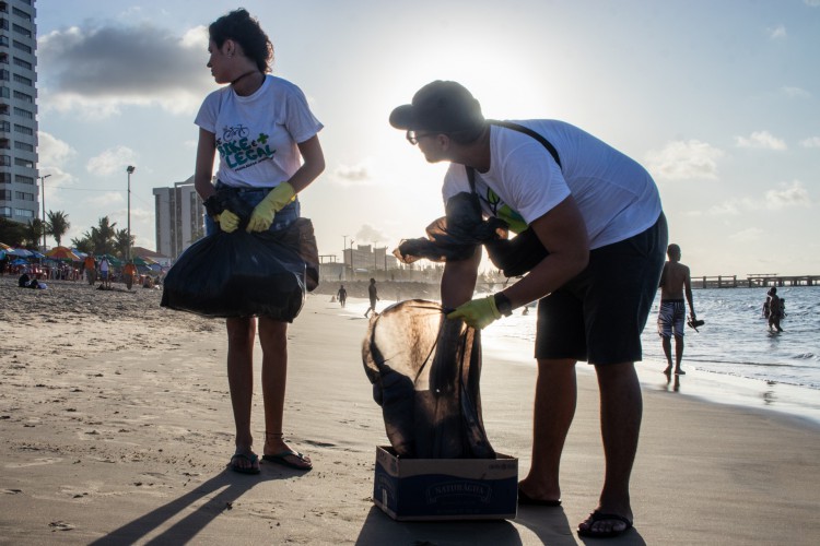 FORTALEZA, CEARÁ, BRASIL, 17-09-2022: O Cuca Ambiental, nesta tarde de sábado, realizou atividades socioambientais de limpeza da Praia dos Crush, para marcar o Dia Mundial da Limpeza de Praias, Rios e Lagos . (Foto: Fernanda Barros/ O Povo)  (Foto: FERNANDA BARROS)