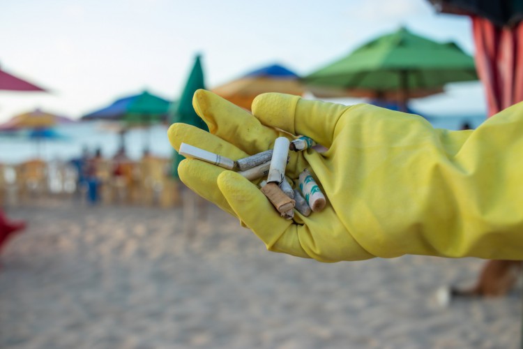 FORTALEZA, CEARÁ, BRASIL, 17-09-2022: O Cuca Ambiental, nesta tarde de sábado, realizou atividades socioambientais de limpeza da Praia dos Crush, para marcar o Dia Mundial da Limpeza de Praias, Rios e Lagos . (Foto: Fernanda Barros/ O Povo)  (Foto: FERNANDA BARROS)