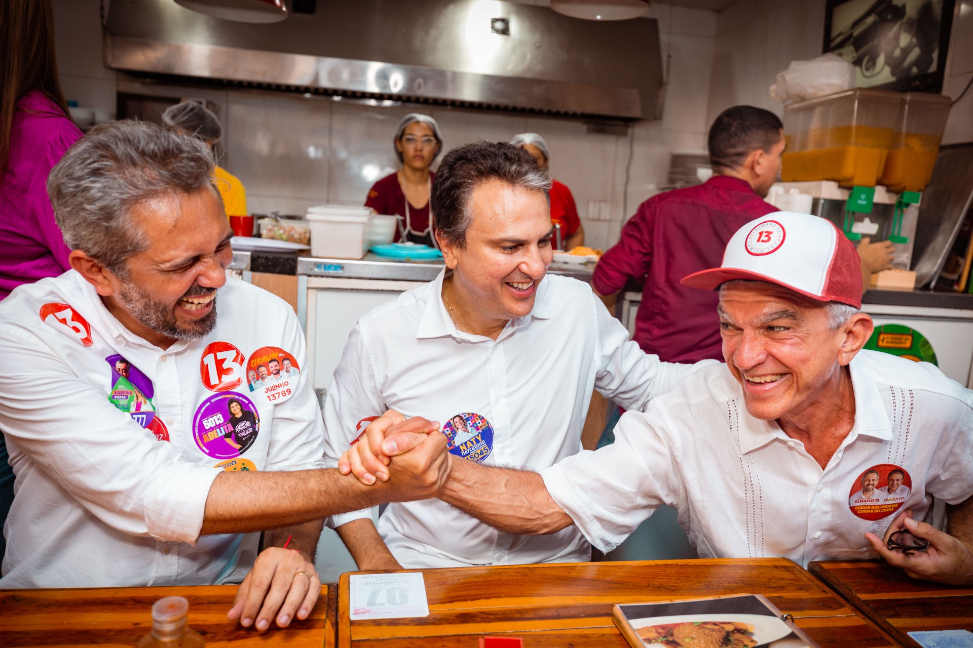 Elmano, Camilo e Veveu almoçaram no Mercado São Sebastião, em Fortaleza (Foto: Rayane Mainara/Divulgação)