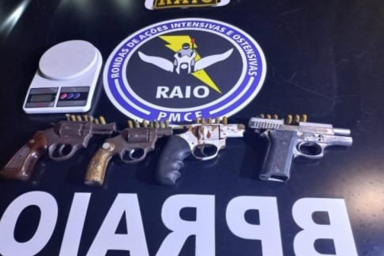 A Polícia Militar do Ceará (PMCE) apreendeu quatro armas de fogo no bairro Floresta, em Fortaleza. Foram três revólveres de calibre .38 e uma pistola .380