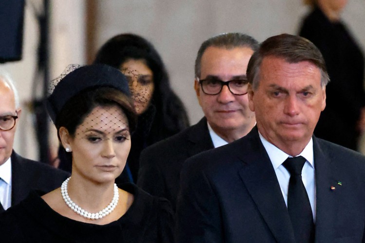 Ao lado da primeira-dama Michelle Bolsonaro, o presidente Jair Bolsonaro (PL) participa do velório da rainha Elizabeth. 