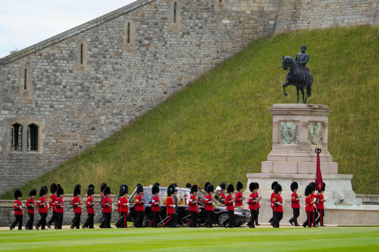 Guardas granadeiros escoltam o caixão enquanto a procissão que segue o caixão da rainha Elizabeth II, a bordo do State Hearse, viaja dentro do Castelo de Windsor em 19 de setembro de 2022, antes do Serviço Committal para a rainha Elizabeth II da Grã-Bretanha