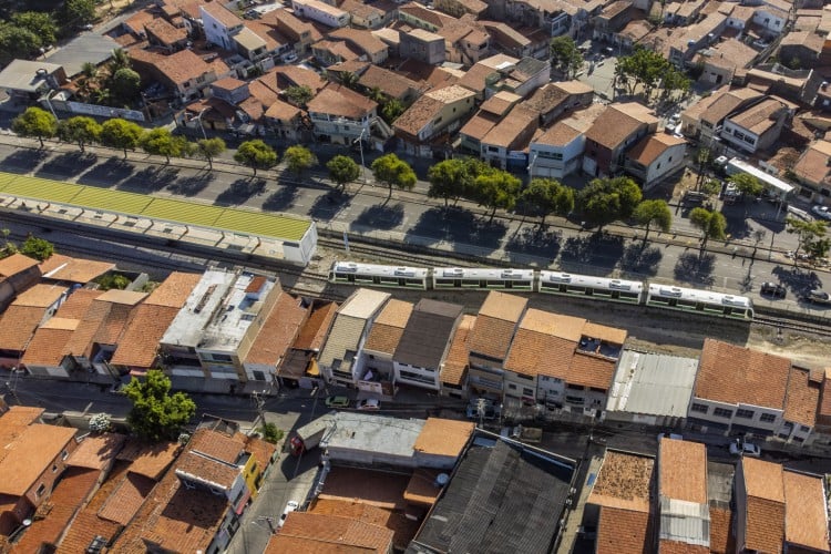 Moradores de Fortaleza que foram impactados pelas obras do VLT são alvo de projeto habitacional do Estado que prevê construção de moradias.