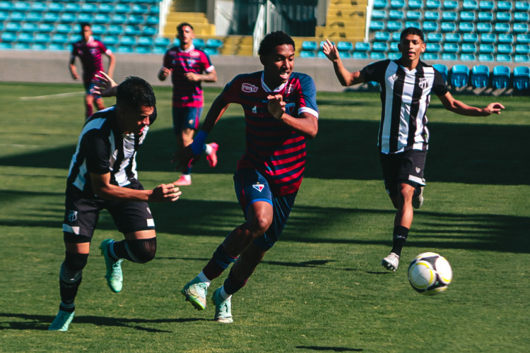 Lance do jogo Fortaleza x Ceará, no PV, pelo Campeonato Cearense sub-20