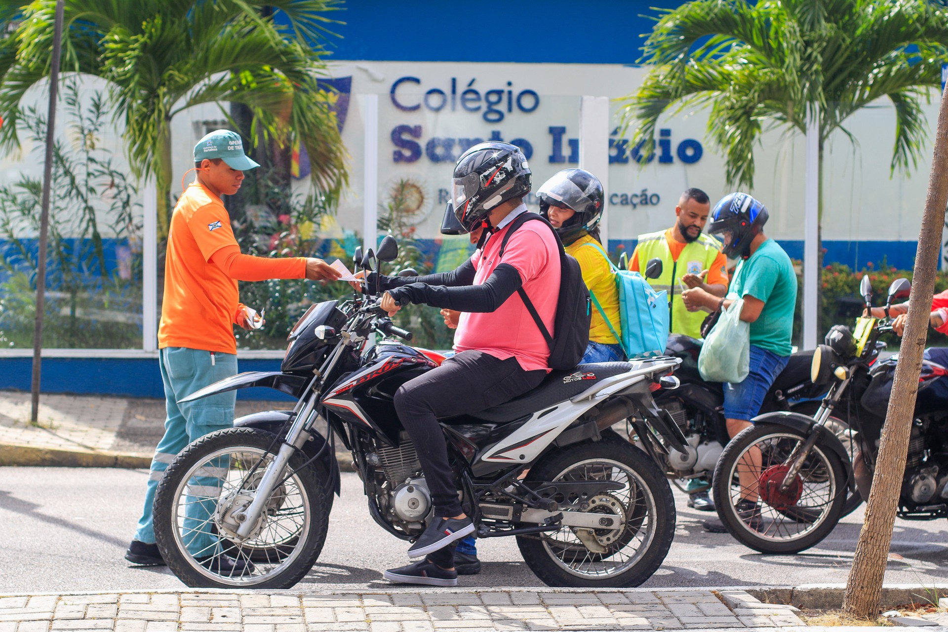 FORTALEZA, CE, BRASIL, 19.09.2022: Semana Nacional do Trânsito - AMC faz ação de conscientização de condutores, distribuição de placa de sinalização para ciclistas e corta pipa para motocicletas.  (Foto: Thais Mesquita/OPOVO) (Foto: THAÍS MESQUITA)