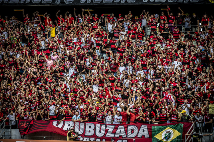 Torcida do Flamengo em jogo na Arena Castelão