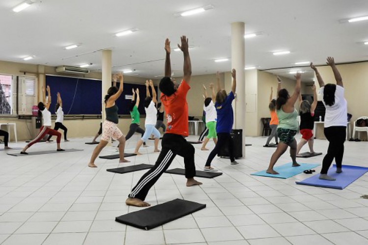 Nas aulas de ioga, os estudantes de graduação e pós-graduação podem vivenciar momentos de plenitude, bem-estar e autocuidado.