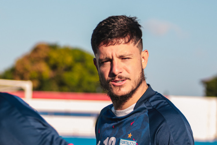 Meia Lucas Crispim em treino do Fortaleza no Centro de Excelência Alcides Santos, no Pici